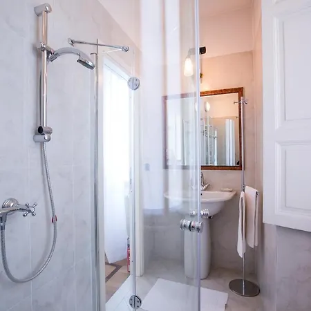 Sleeps 8 Air Con
