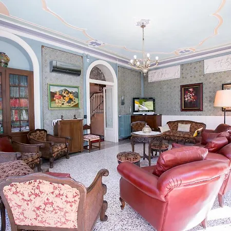 Sleeps 8 Air Con