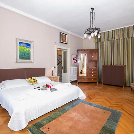 Sleeps 8 Air Con Varenna